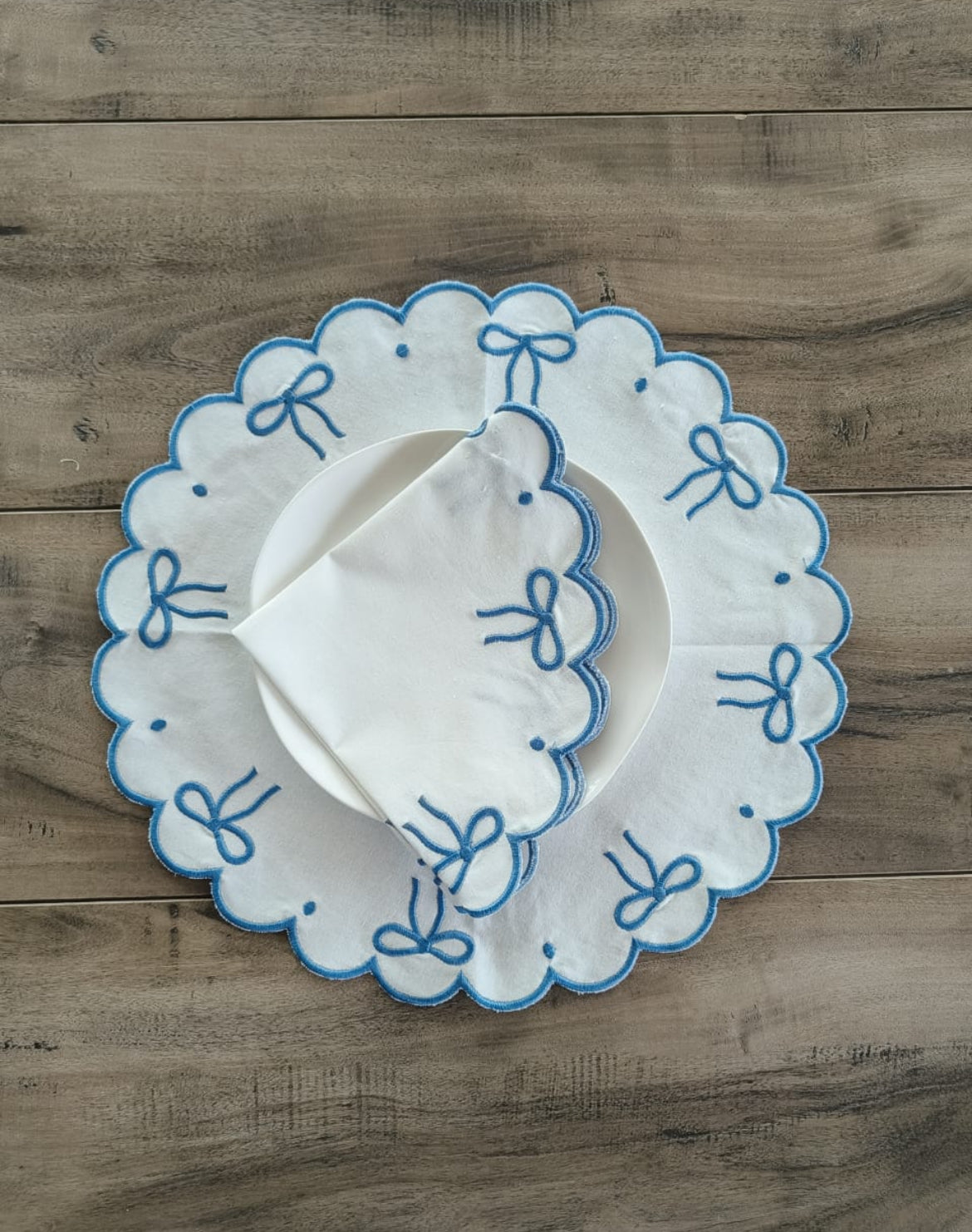 Scalloped Circular Napkins with Embroidery