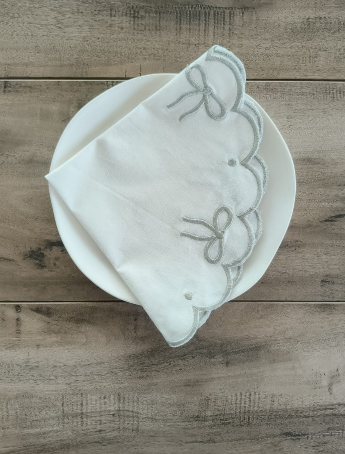 Scalloped Circular Napkins with Embroidery