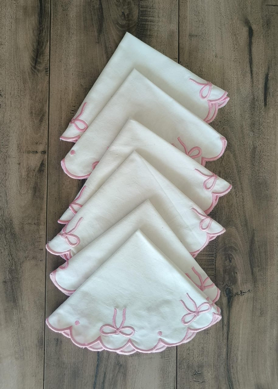 Scalloped Circular Napkins with Embroidery