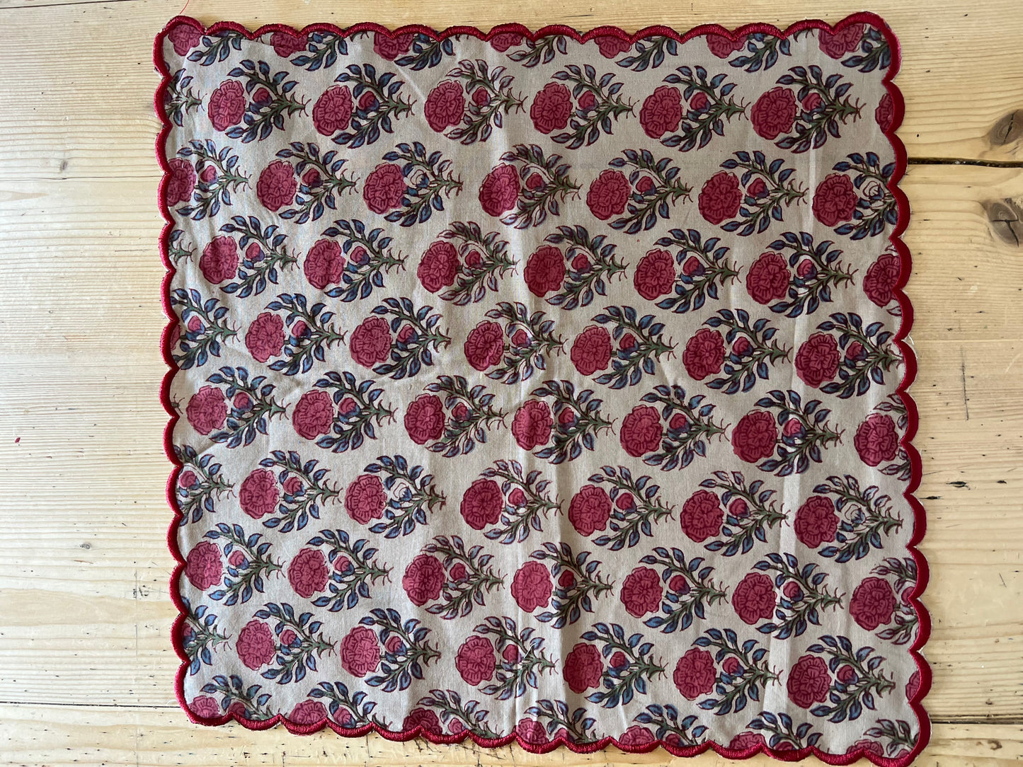 Red Roses Scalloped Napkins x 6
