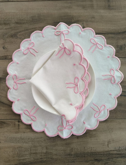 Scalloped Circular Napkins with Embroidery
